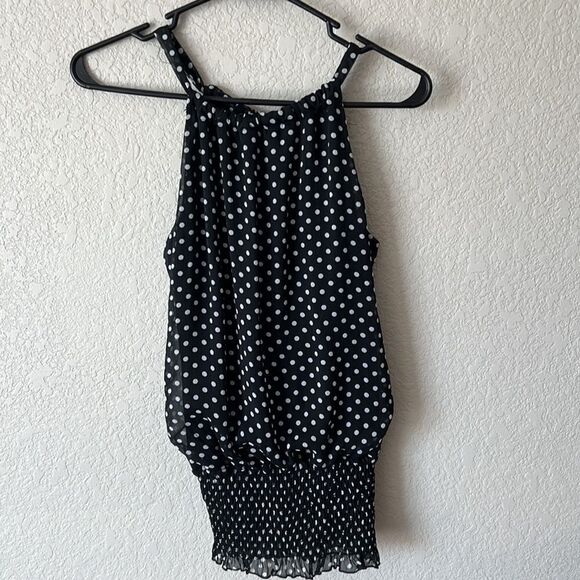 ❄️ Cute sleeveless top Great Condition! - Picture 2 of 4